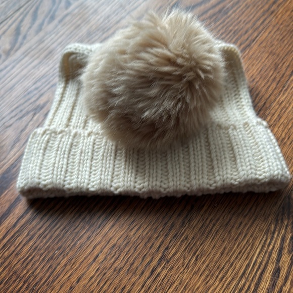 Mark & Graham ivory wool blend ribbed knit cuffed faux fur Pom Pom hat. - Picture 2 of 3